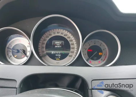 2013 Mercedes-Benz C 350 Sport z USA, uszkodzony, nr VIN WDDGF5HB4DA834763